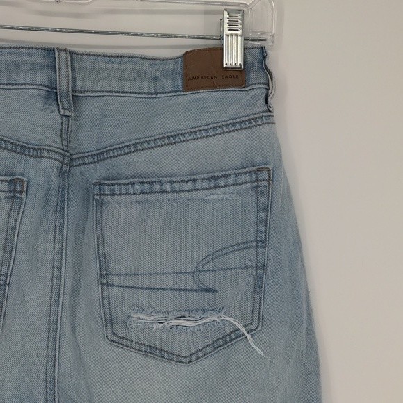 American Eagle Women's Mom Jean Size 2 Regular Light Wash Distressed Straight - Picture 15 of 15